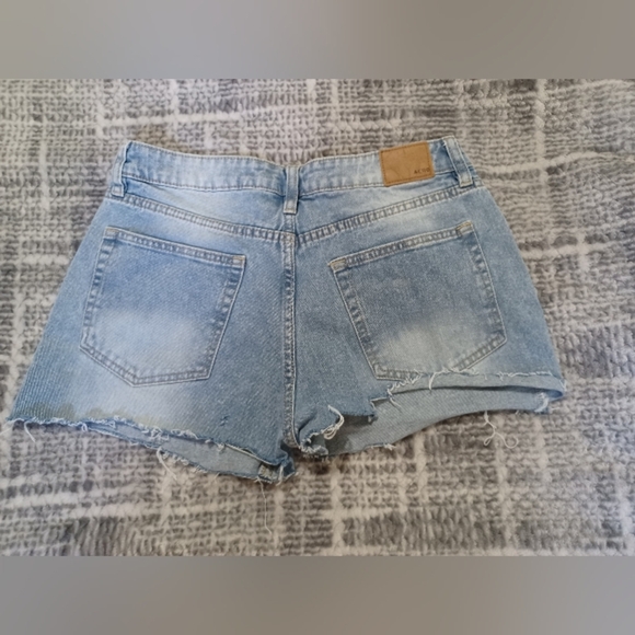 Aeropostale Boyfriend Light Wash Raw Hem Jean Shorts Women Sz 4 - Picture 4 of 7